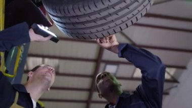 bir araba altında çalışma mekaniği 