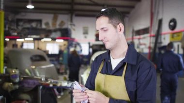 gülümseyen makinist garaj atölye