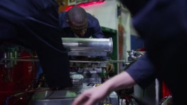 Araba motor çalışan mekaniği
