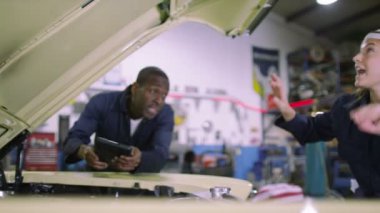  araba motoru üzerinde kontrol mekaniği