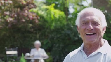  Yaşlı çift bahçede dinleniyor. 