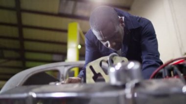 Bir klasik otomobil motor çalışan makinist