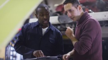 Makinist müşteriye araba hakkında konuşmak