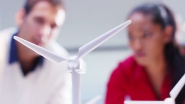 Enerji geliştirme üzerinde çalışan mimarlar 