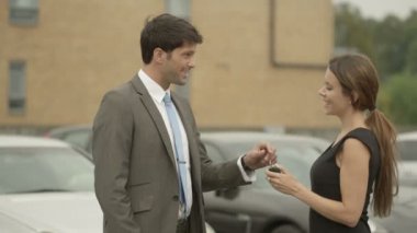 kadın anahtarları için yeni arabasını alır. 