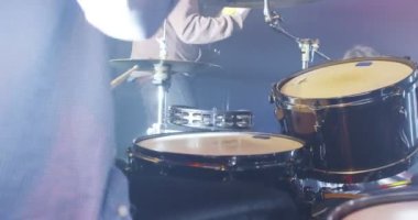 rock grubu müzik olayı gerçekleştirerek