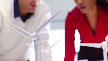 Enerji geliştirme üzerinde çalışan mimarlar 