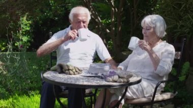  Yaşlı çift bahçede dinleniyor. 