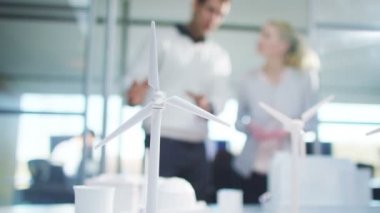 Enerji geliştirme üzerinde çalışan mimarlar 