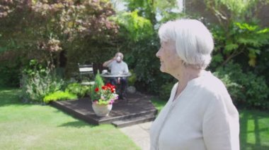  Yaşlı çift bahçede dinleniyor. 