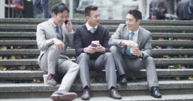 şehirde chat yapan işadamları