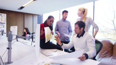 Ofiste çalışan tasarımcılar