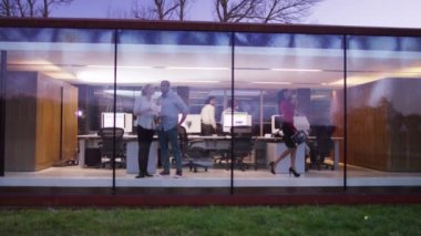 Ofiste çalışan iş ekibi.