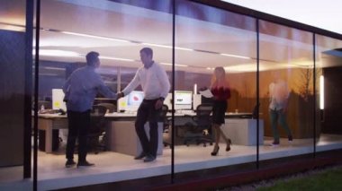 Tasarımcılar ofiste el sallamak