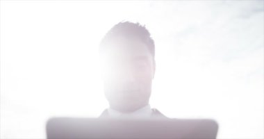 Bilgisayar tableti kullanan bir işadamı 