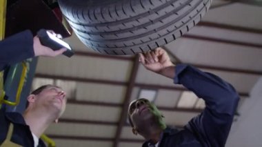 bir araba altında çalışma mekaniği 