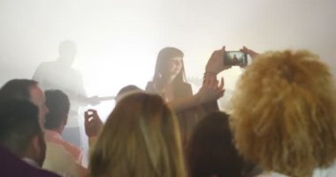 kalabalığa canlı müzik olay eğleniyor