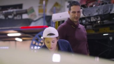 Makinist müşteriye araba hakkında konuşmak