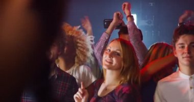 canlı müzik etkinliğinde dans kalabalık