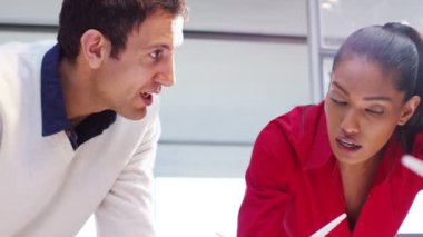 Enerji geliştirme üzerinde çalışan mimarlar 