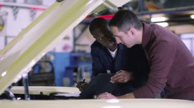 Makinist garajında müşteriye söz