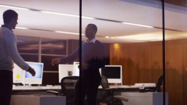 Tasarımcılar ofiste el sallamak