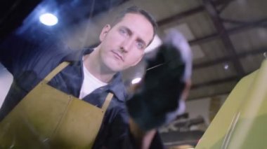 mekanik otomobilin karoser silme