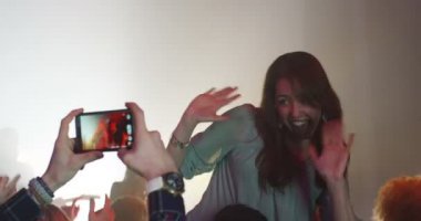 kalabalığa canlı müzik olay eğleniyor