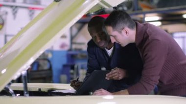 Makinist müşteriye araba hakkında konuşmak