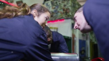 Araba motor çalışan mekaniği