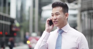 İş adamı cep telefonuyla konuşuyor.