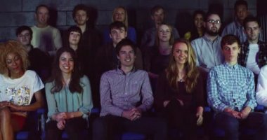 seyirci vermek bir ayakta alkışlayarak sanatçılar için