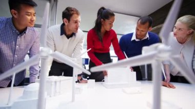 mühendis yenilenebilir enerji geliştirme üzerinde çalışıyor