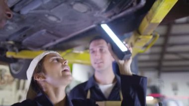 bir araba altında çalışma mekaniği 