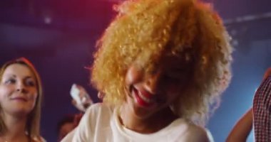 canlı müzik etkinliğinde dans kalabalık