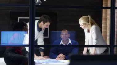 İş adamları ofiste beyin fırtınası yapıyor.