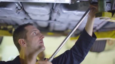 Bir araba altında çalışan makinist