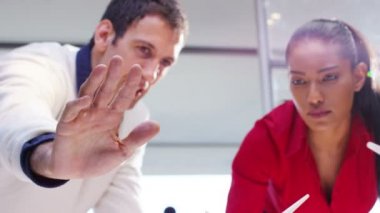 mühendis yenilenebilir enerji geliştirme üzerinde çalışıyor