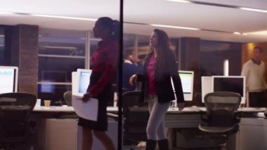 Tasarımcılar ofiste el sallamak