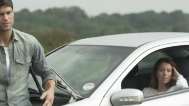 brokendown araba ile Çift