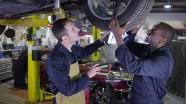 bir araba altında çalışma mekaniği 