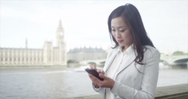 İşkadını manifatura üstünde hareket eden telefon 