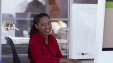 Bilgisayarda çalışan iş kadını