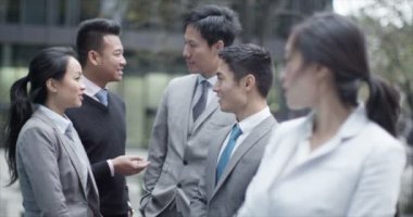  Şehirdeki gülümseyen Asyalı iş kadını