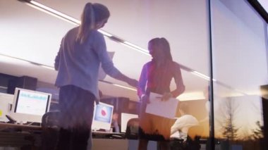 Tasarımcılar ofiste el sallamak