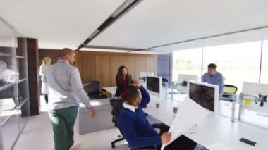 ofiste çalışan takım