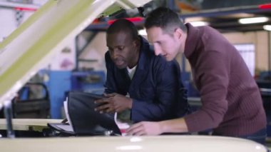 Makinist garajında müşteriye söz