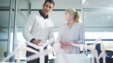 Enerji geliştirme üzerinde çalışan mimarlar 