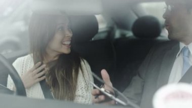 kadın onun sürüş testi geçerse