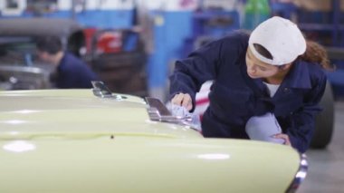  mekanik otomobilin karoser silme